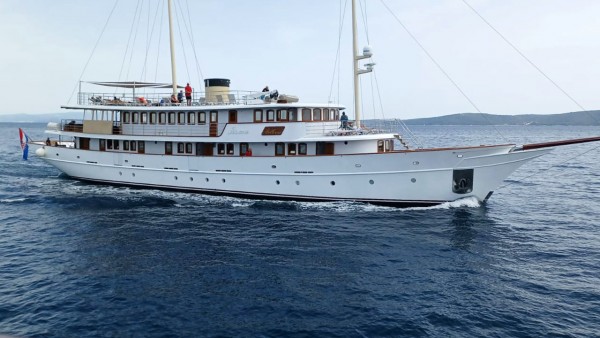 Yate de vela Bellezza