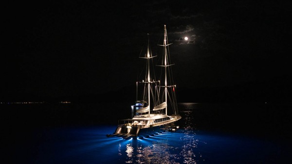Yate de vela De Love