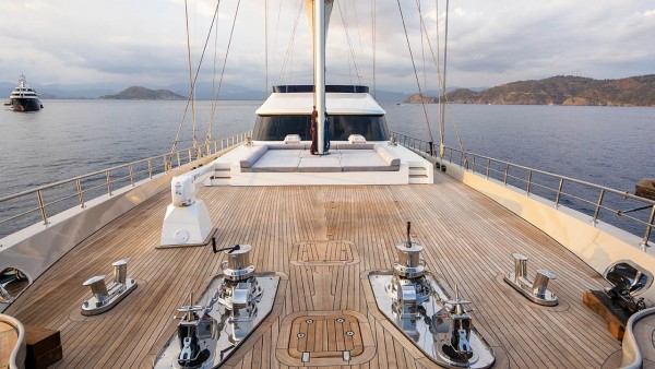 Yate de vela De Love