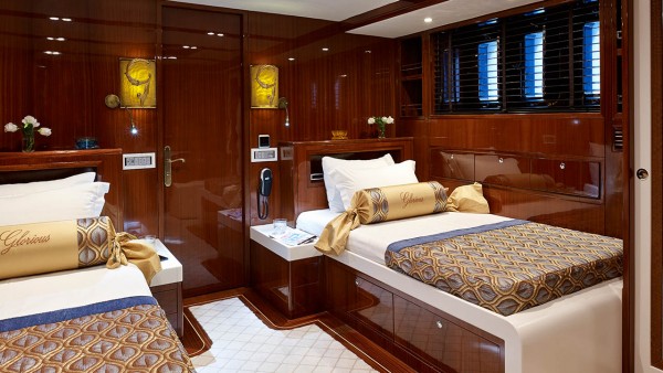 Yate de vela Glorious