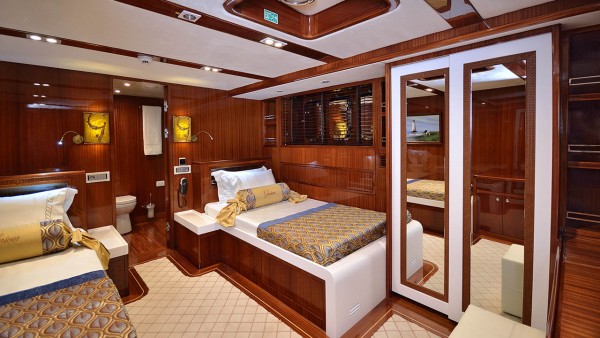 Yate de vela Glorious