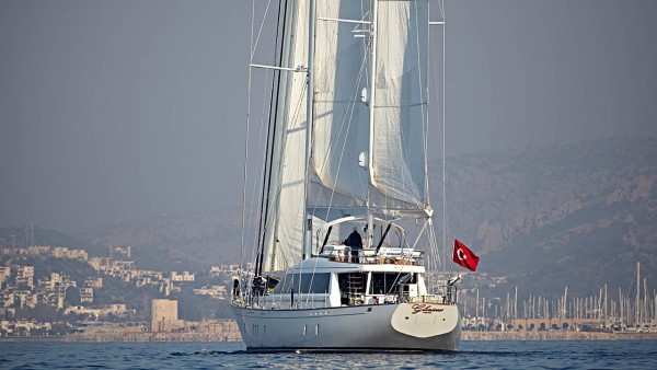 Yate de vela Glorious