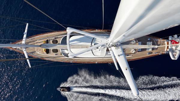 Yate de vela Glorious