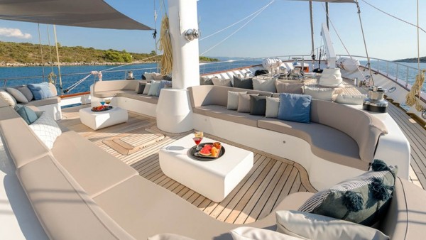 Yate de vela Lady Gita