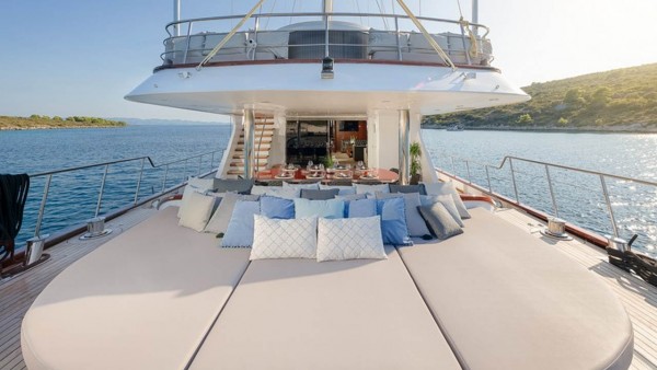 Yate de vela Lady Gita