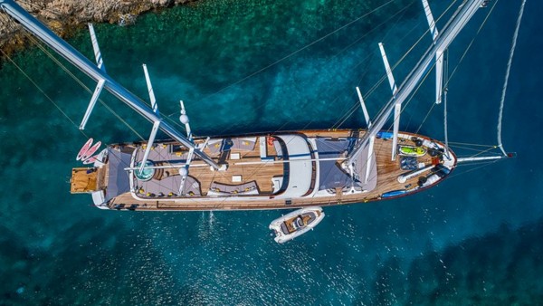 Yate de vela Lady Gita