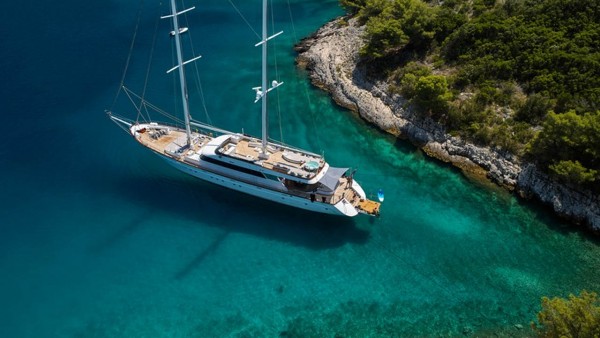Yate de vela Lady Gita