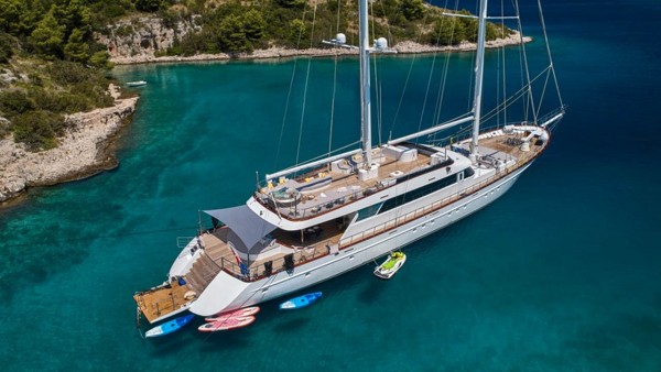 Yate de vela Lady Gita