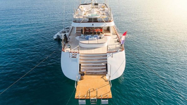 Yate de vela Lady Gita