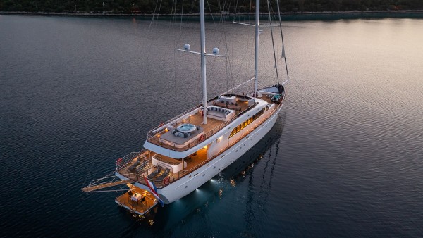 Yate de vela Love Story