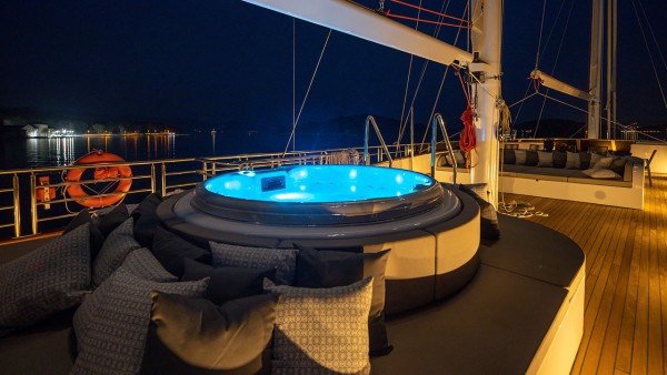 Yate de vela Love Story