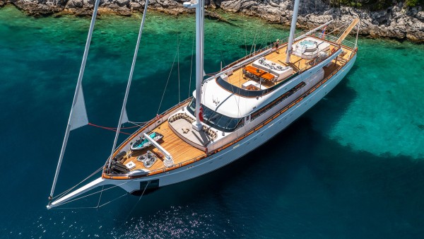 Yate de vela Love Story