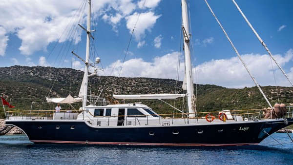 Yate de vela Luja