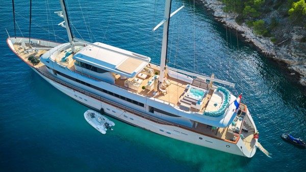 Yate de vela Omnia