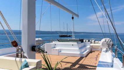 Yate de vela Omnia
