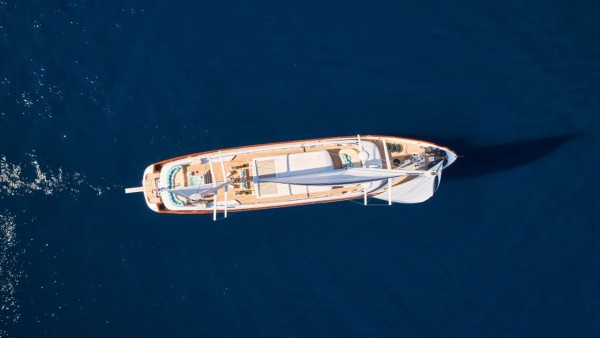 Yate de vela Omnia