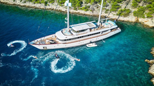 Yate de vela Omnia