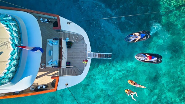 Yate de vela Omnia