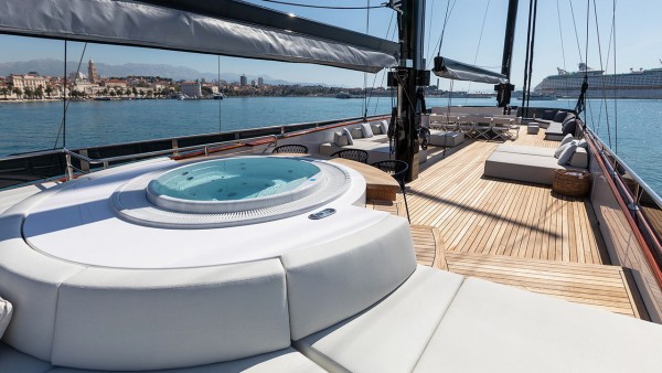 Yate de vela Scorpios