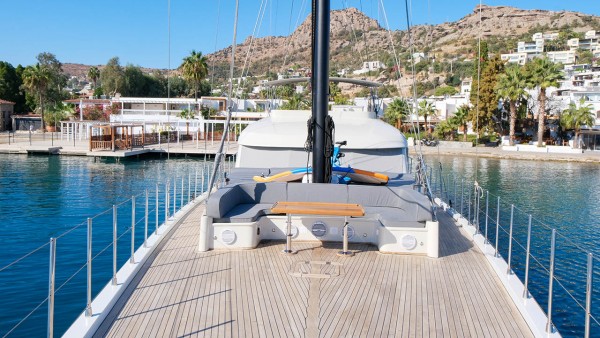 Yate de vela Sureyya