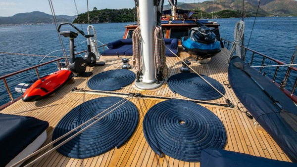 Yate de vela Voyage