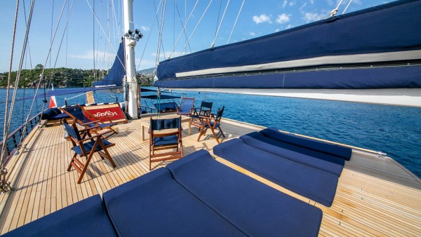 Yate de vela Voyage