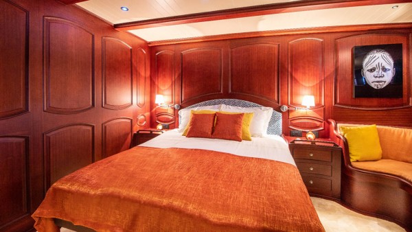 Yate de vela Voyage