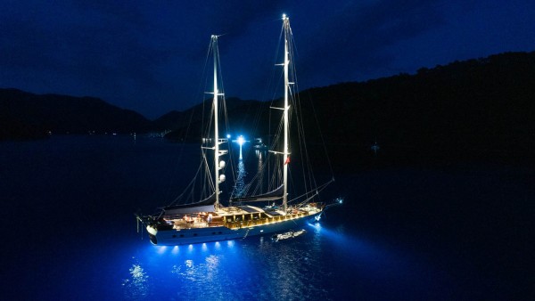 Yate de vela Voyage