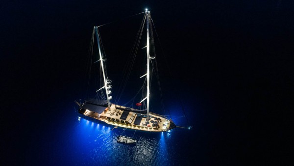 Yate de vela Voyage
