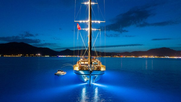 Yate de vela Voyage