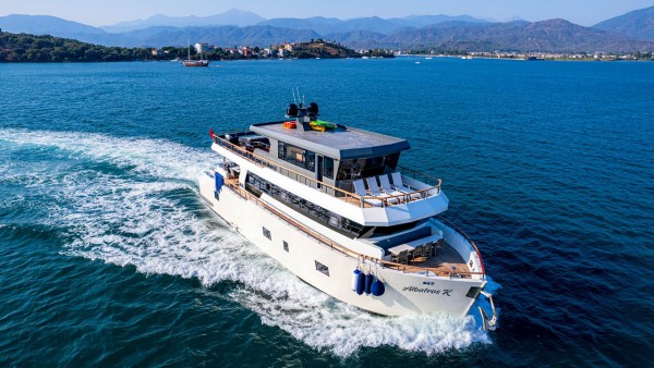 Albatros Explorer Yate a motor