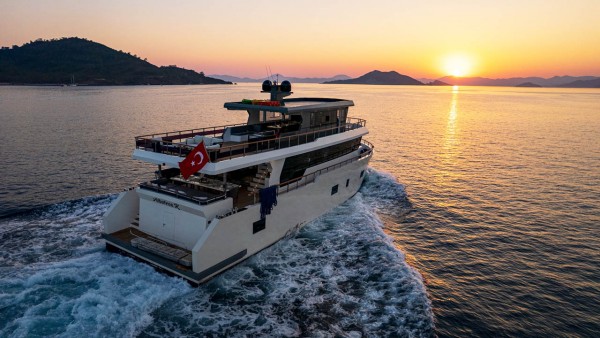 Yate a motor Albatros Explorer