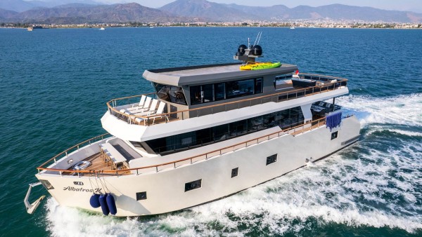 Yate a motor Albatros Explorer