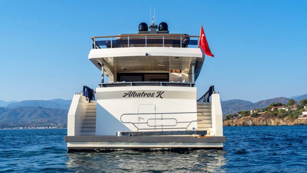 Yate a motor Albatros Explorer