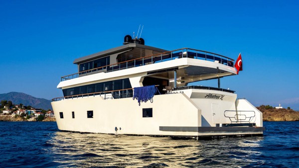 Yate a motor Albatros Explorer