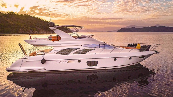 Yate a motor Azimut 62 Fly VIP