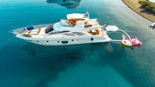 Yate a motor Azimut 62 Fly VIP