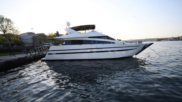 Azimut 65 Gokce Yate a motor