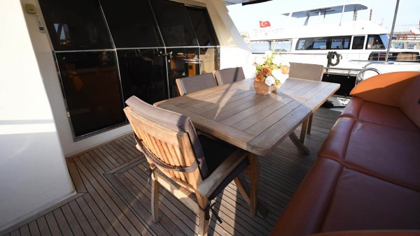 Yate a motor Azimut 65 Gokce