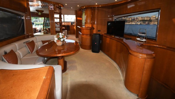 Yate a motor Azimut 65 Gokce