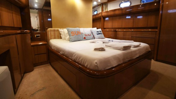 Yate a motor Azimut 65 Gokce