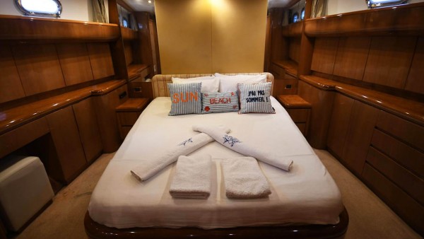 Yate a motor Azimut 65 Gokce