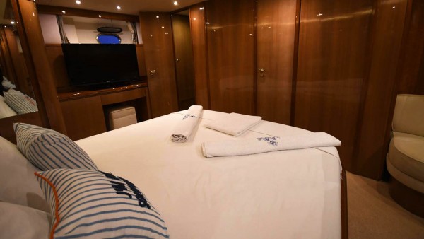 Yate a motor Azimut 65 Gokce