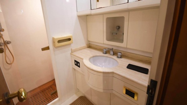 Yate a motor Azimut 65 Gokce