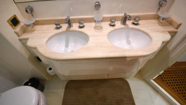 Yate a motor Azimut 65 Gokce