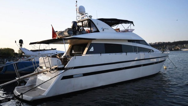 Yate a motor Azimut 65 Gokce