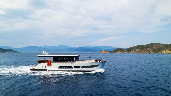 Yate a motor Jr. Simay