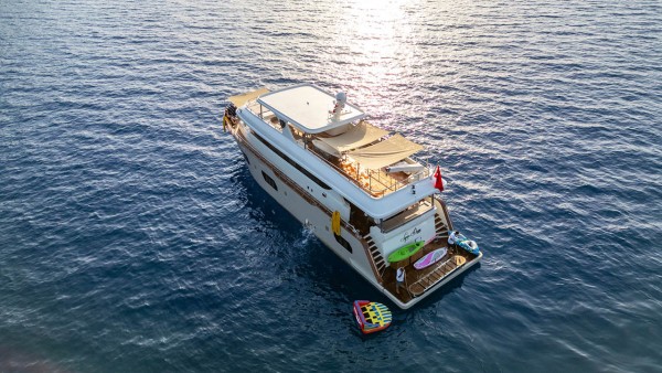 Yate a motor Lycian Dream