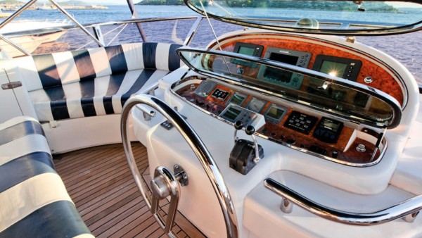 Yate a motor Mira Mare