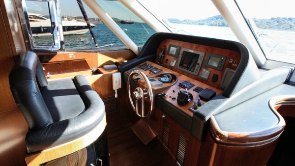 Yate a motor Mira Mare